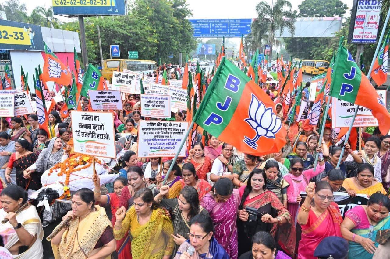 कांग्रेस कार्यालय का हुआ घेराव,महिला मोर्चा द्वारा पुतला दहन।