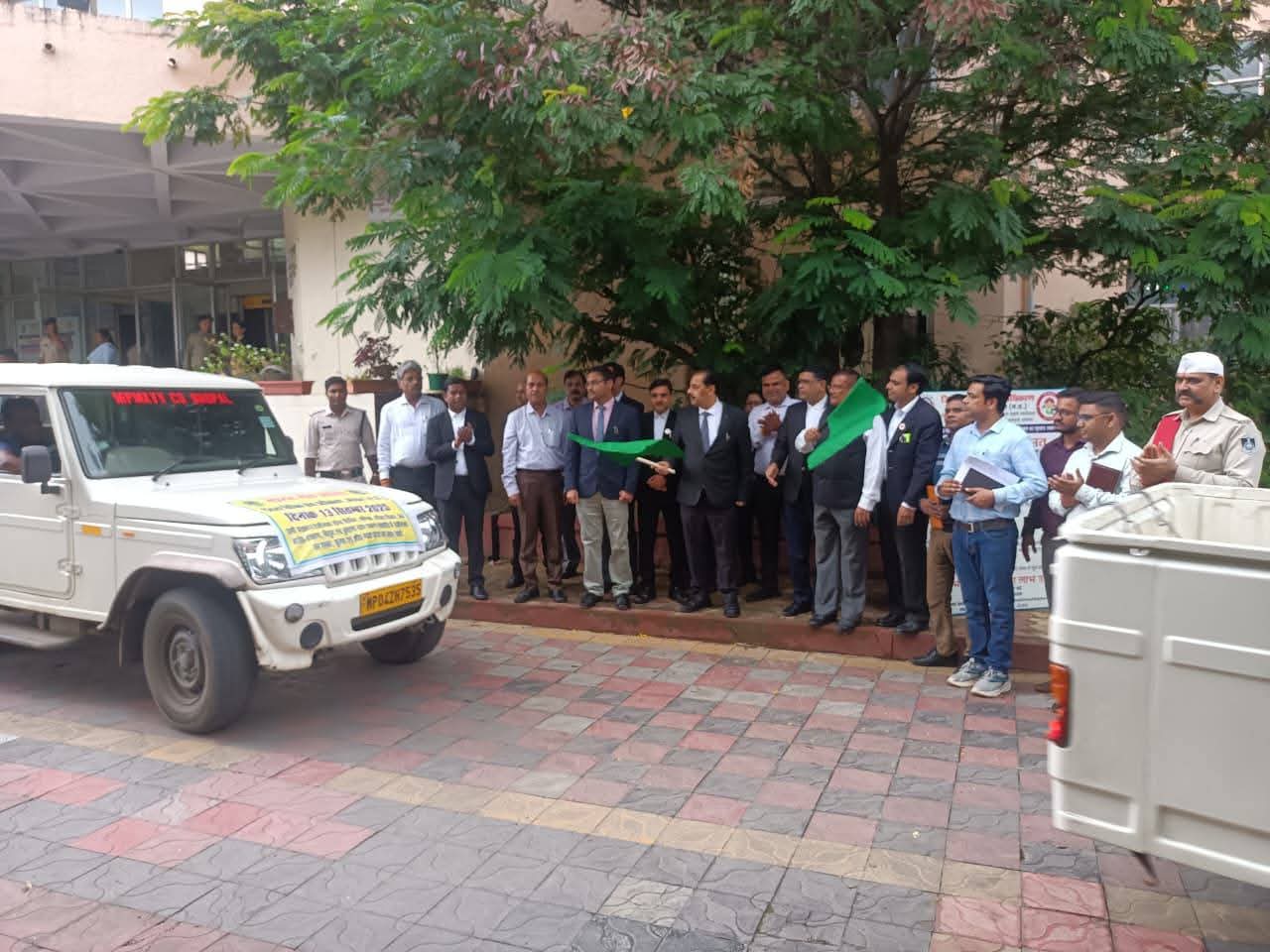 प्रधान जिला एवं सत्र न्यायाधीश ने प्रचार रथ को हरी झण्डी दिखाकर किया रवाना