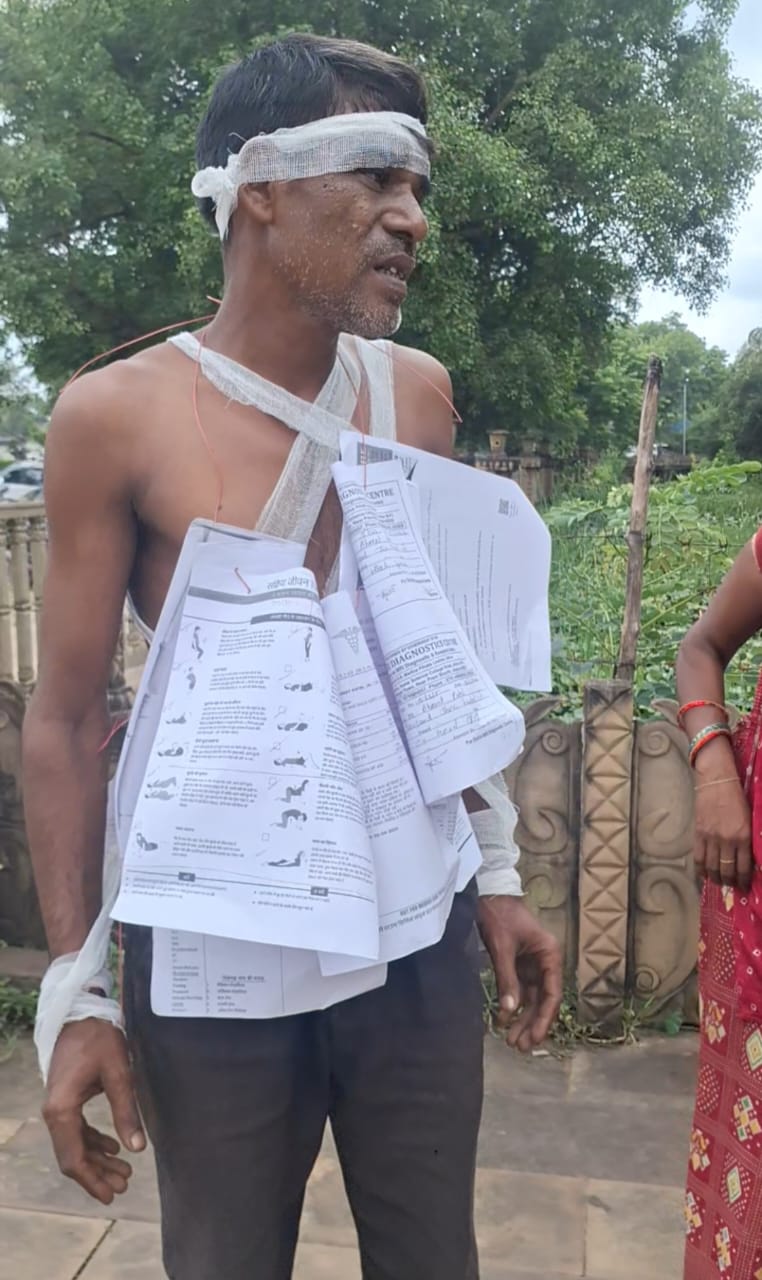 शिकायतों पर कार्रवाई न होने से खफा, गले में शिकायतों की माला पहनकर जनसुनवाई में पहुँचा फरियादी,