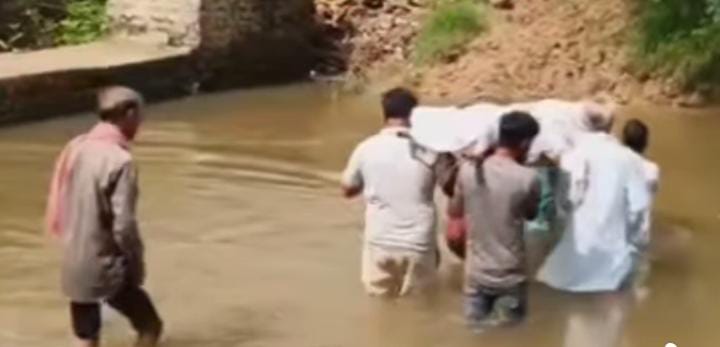 शव यात्रा में नदी पार करने की मजबूरी, श्मशान घाट ले जाने में हुई भारी परेशानी