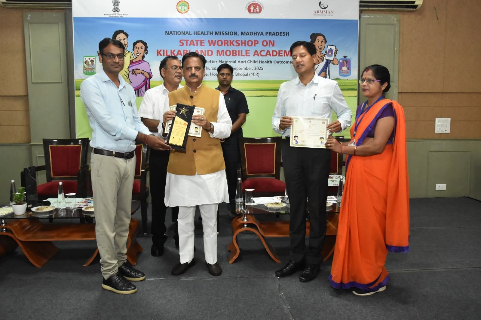 मोबाइल एकेडमी एवं किलकारी कार्यक्रम के लिए भोपाल जिले को मिला अवार्ड