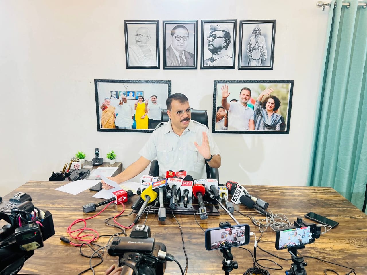 किसानों पर सरकार की पुलिस बरसा रही लाठियां- नेता प्रतिपक्ष