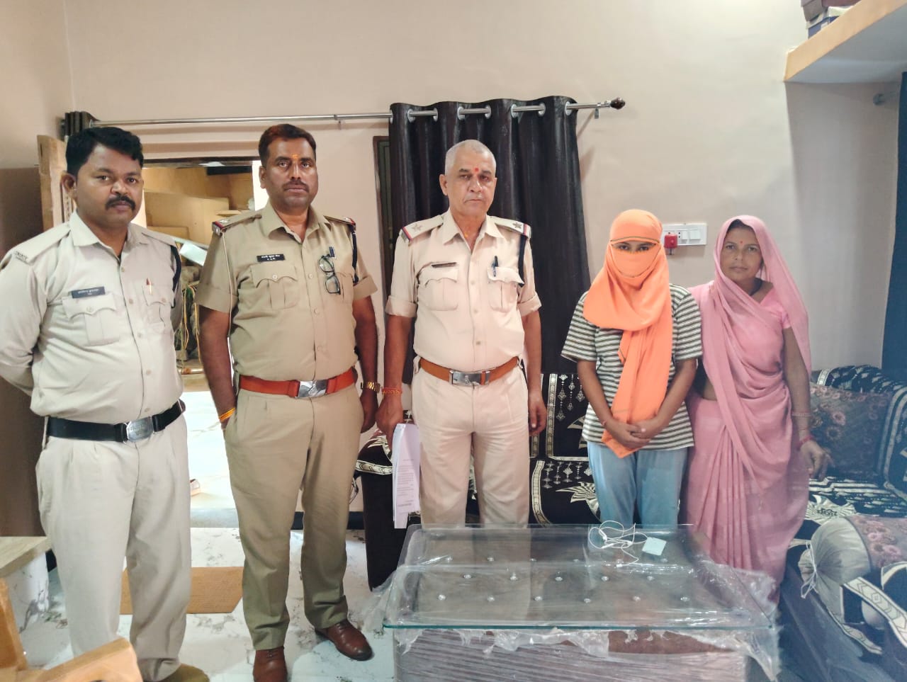 पुलिस चौकी निवार, 24 घन्टे के अन्दर अपह्ता की दस्तयाबी कर परिजनो के सुपूर्द किया गया।