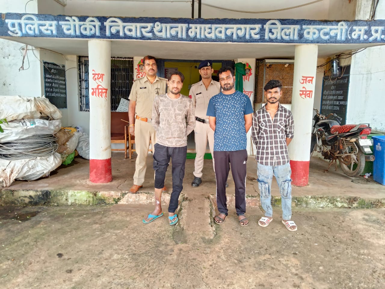 बिठाकर शराब पिलाने एवं बेचने वालों पर पुलिस का प्रहार