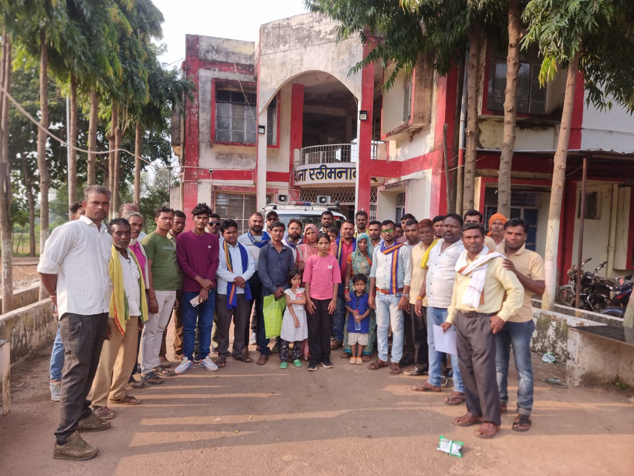 कटनी में सरपंच की दबंगई! — दलित युवक पर मूत्र त्याग, माँ को बाल पकड़कर घसीटा, थाने में मामला दर्ज