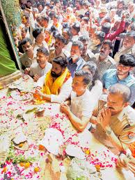 “अक्षय तृतीया पर बांके बिहारी मंदिर में उमड़ा श्रद्धालुओं का सैलाब, हुए दुर्लभ चरण दर्शन”