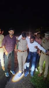 गोंडा में पुलिस मुठभेड़: शातिर पशु चोर ढेर, 2 गिरफ्तार