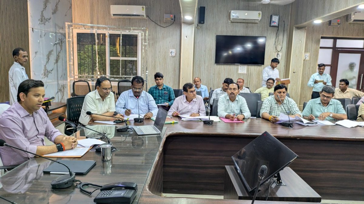 भदोही में उद्योग-व्यापार बैठक, समस्याओं के समयबद्ध निस्तारण के निर्देश