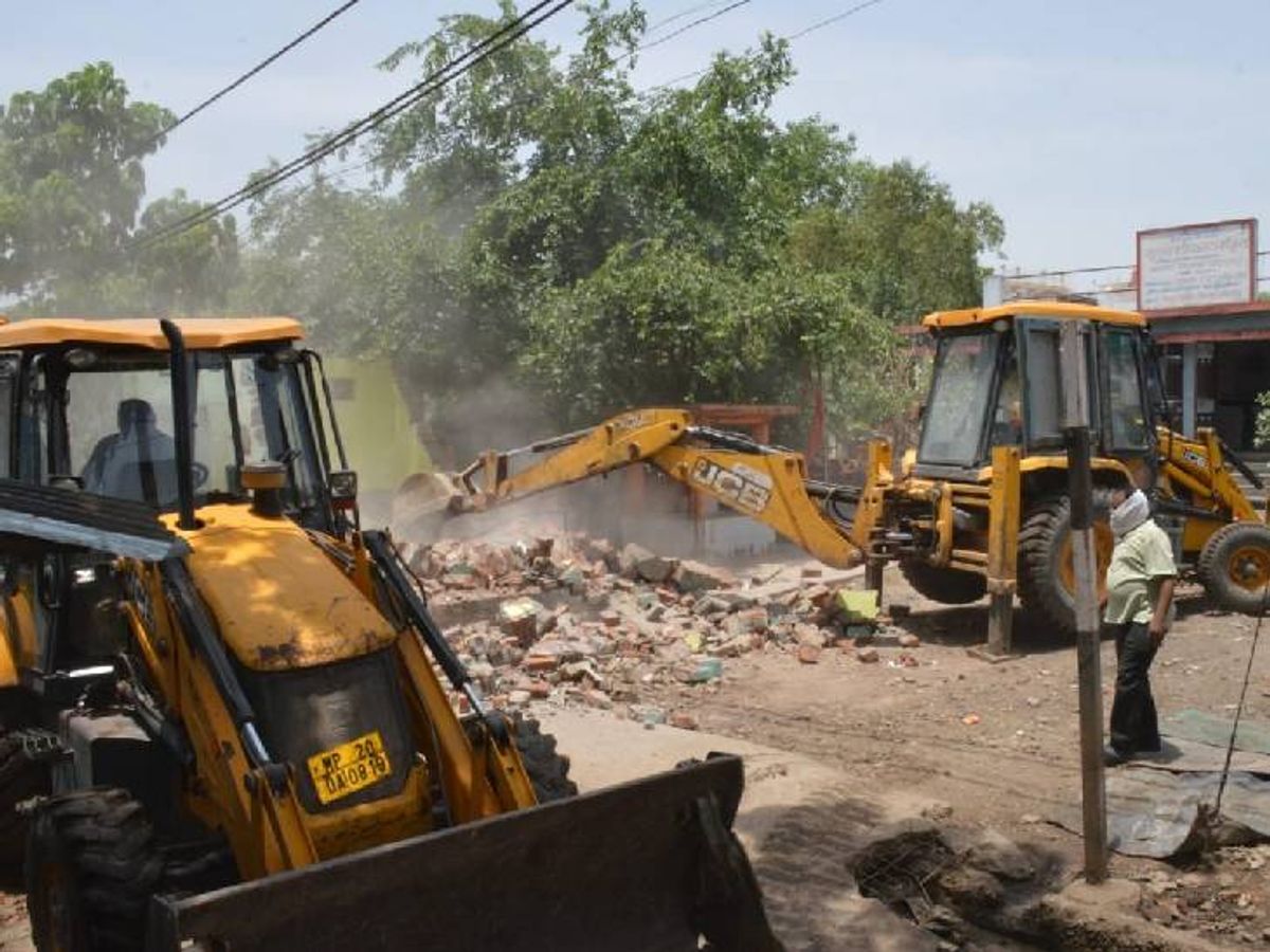 105 साल पुराने घर पर चला बुलडोजर, परिवार ने लगाई न्याय की गुहार