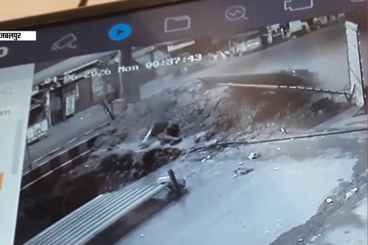 तेज रफ्तार बाइक गड्ढे में गिरी, बाल-बाल बचे युवक