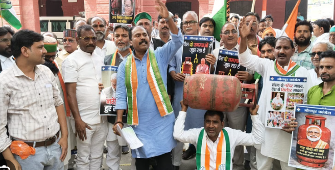 गैस किल्लत पर कांग्रेस का उग्र प्रदर्शन, वाटर कैनन चला