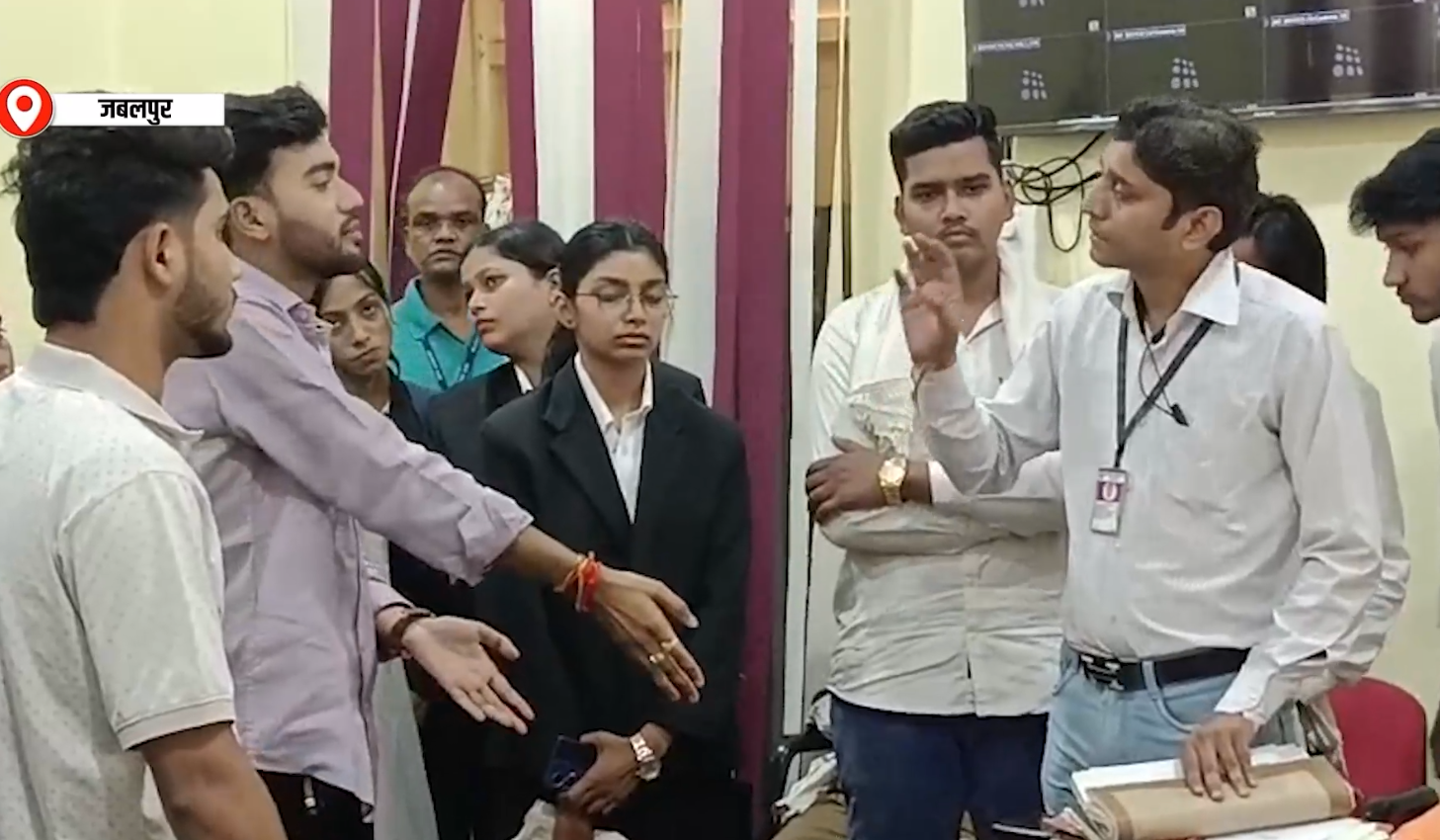 RDVV में कॉपी जांच और छात्रवृत्ति को लेकर NSUI का हंगामा