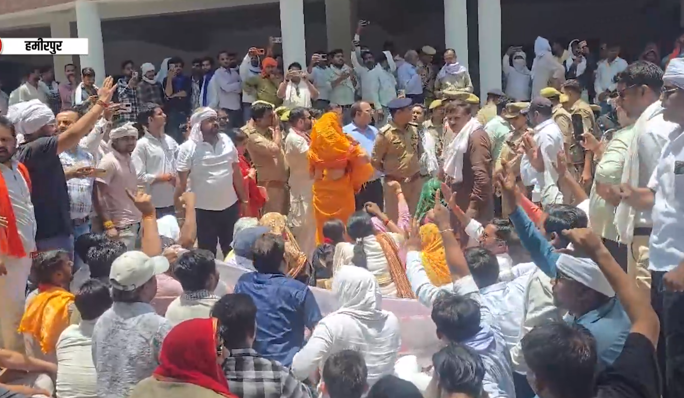 हमीरपुर में NH-34 को लेकर उग्र जनआंदोलन, डिवाइडर और चौड़ीकरण की मांग पर हजारों लोगों ने कलेक्ट्रेट घेरा