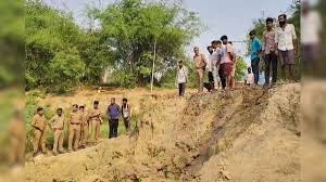 कौशांबी हादसा: मिट्टी का टीला ढहने से 3 की मौत, 2 घायल