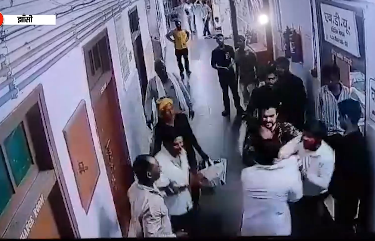 झांसी मेडिकल कॉलेज में हंगामा: नर्सिंग स्टाफ से मारपीट, CCTV में कैद