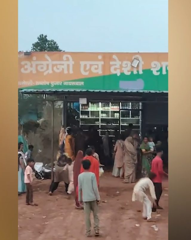 जबलपुर में शराब दुकान पर महिलाओं-बच्चों का हंगामा, तोड़फोड़ और लूट का आरोप