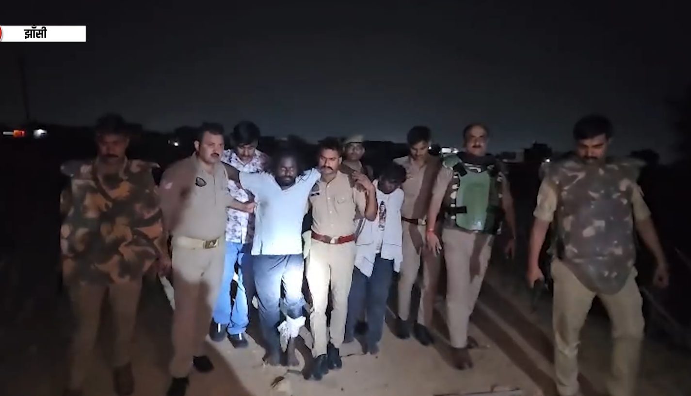 झांसी मुठभेड़ में 2 आरोपी गिरफ्तार, एक के पैर में लगी गोली