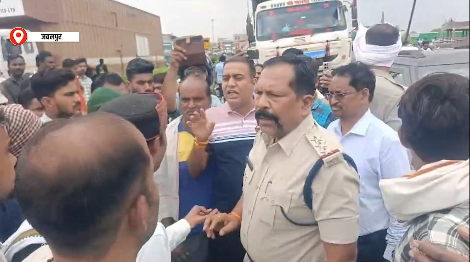 गैस किल्लत से भड़के उपभोक्ता, नेशनल हाईवे 30 पर चक्काजाम