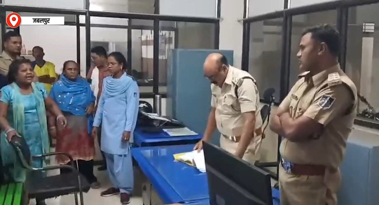 मदन महल थाने में युवती का आत्मदाह प्रयास, पुलिस पर लगाए गंभीर आरोप