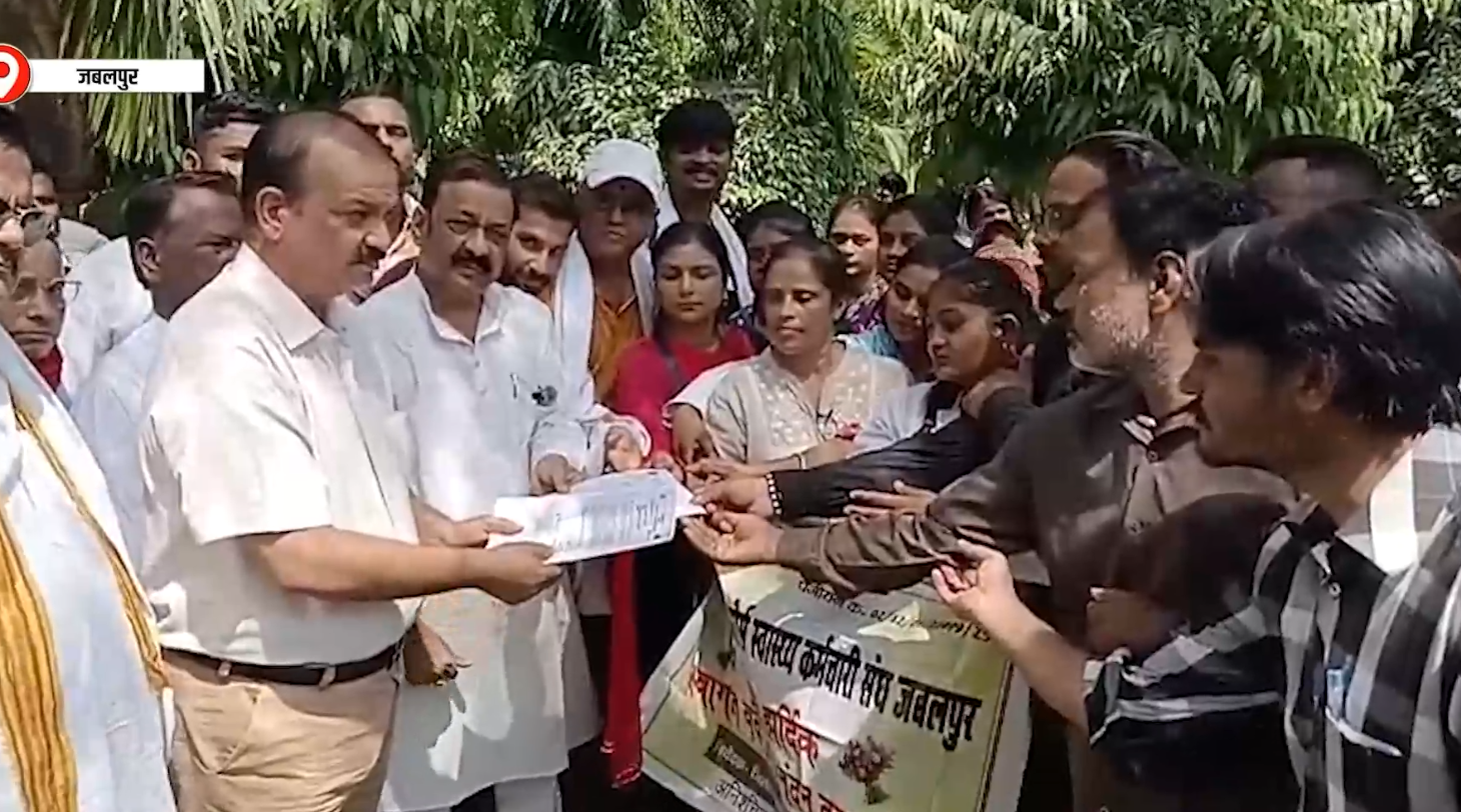 3 माह से वेतन नहीं, विक्टोरिया अस्पताल के आउटसोर्स कर्मचारी हड़ताल पर