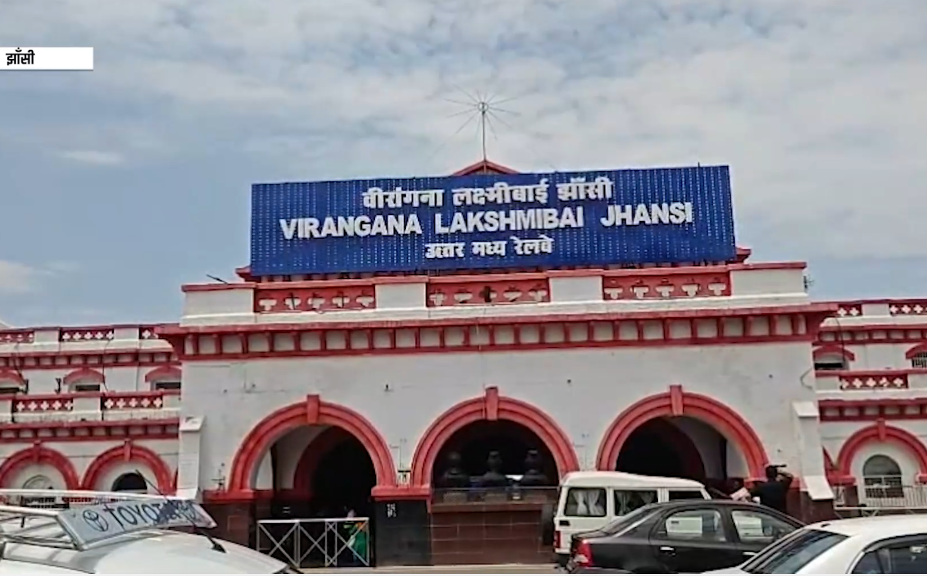 बीमार यात्री को पलंग पर ले गए परिजन, रेलवे की व्यवस्था पर उठे सवाल, वीडियो वायरल