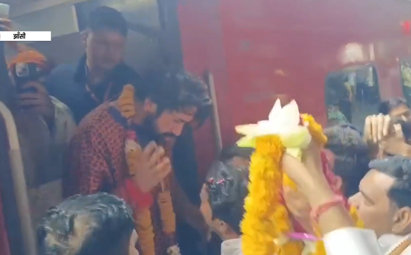 बागेश्वर बाबा का बड़ा बयान: धर्मांतरण कराने वालों की ठठरी बारेंगे