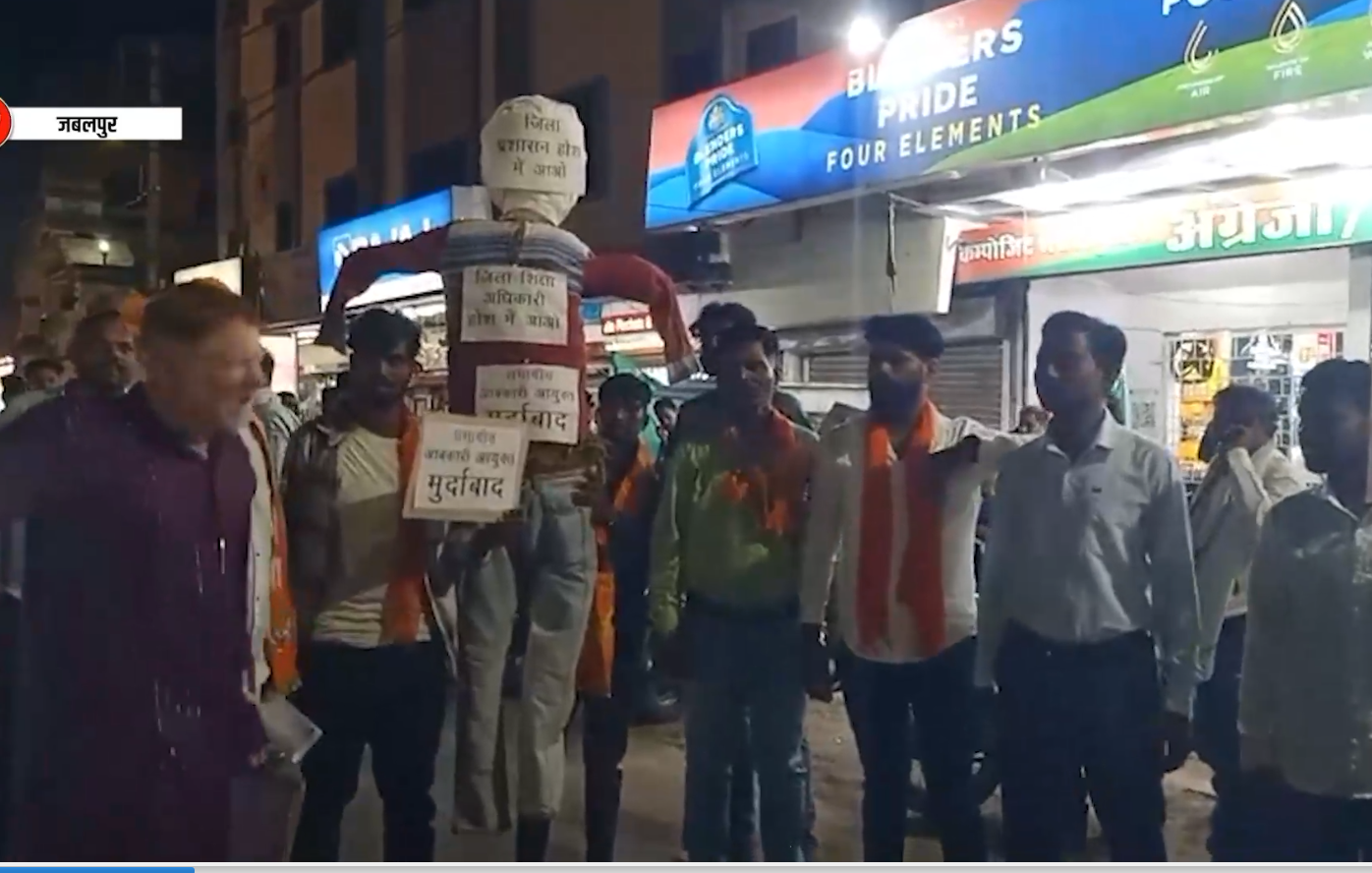 स्कूल के पास शराब दुकान पर शिवसेना का उग्र विरोध