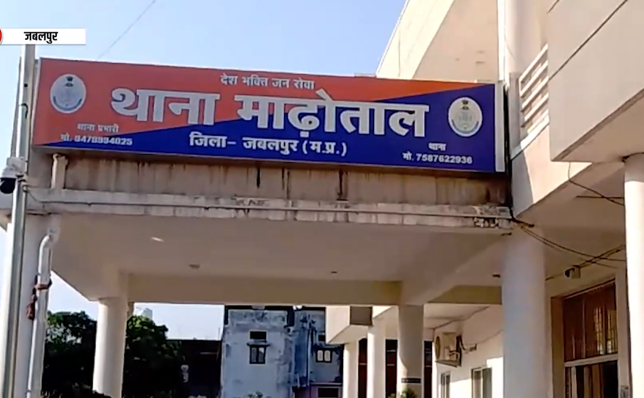 एमआरपी से ज्यादा पैसे मांगने का विरोध पड़ा भारी, युवक को बंधक बनाकर पीटा