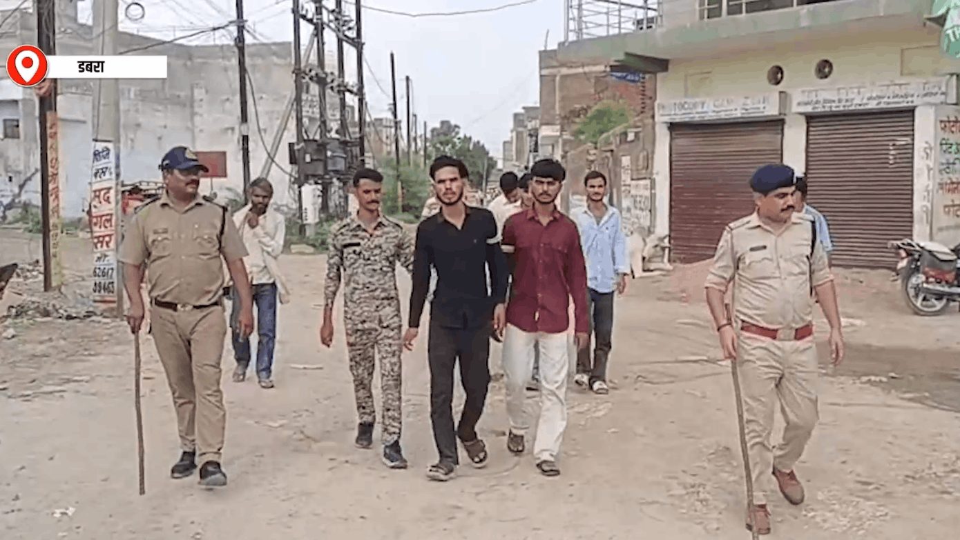“फायरिंग के आरोपियों का पुलिस ने निकाला जुलूस”