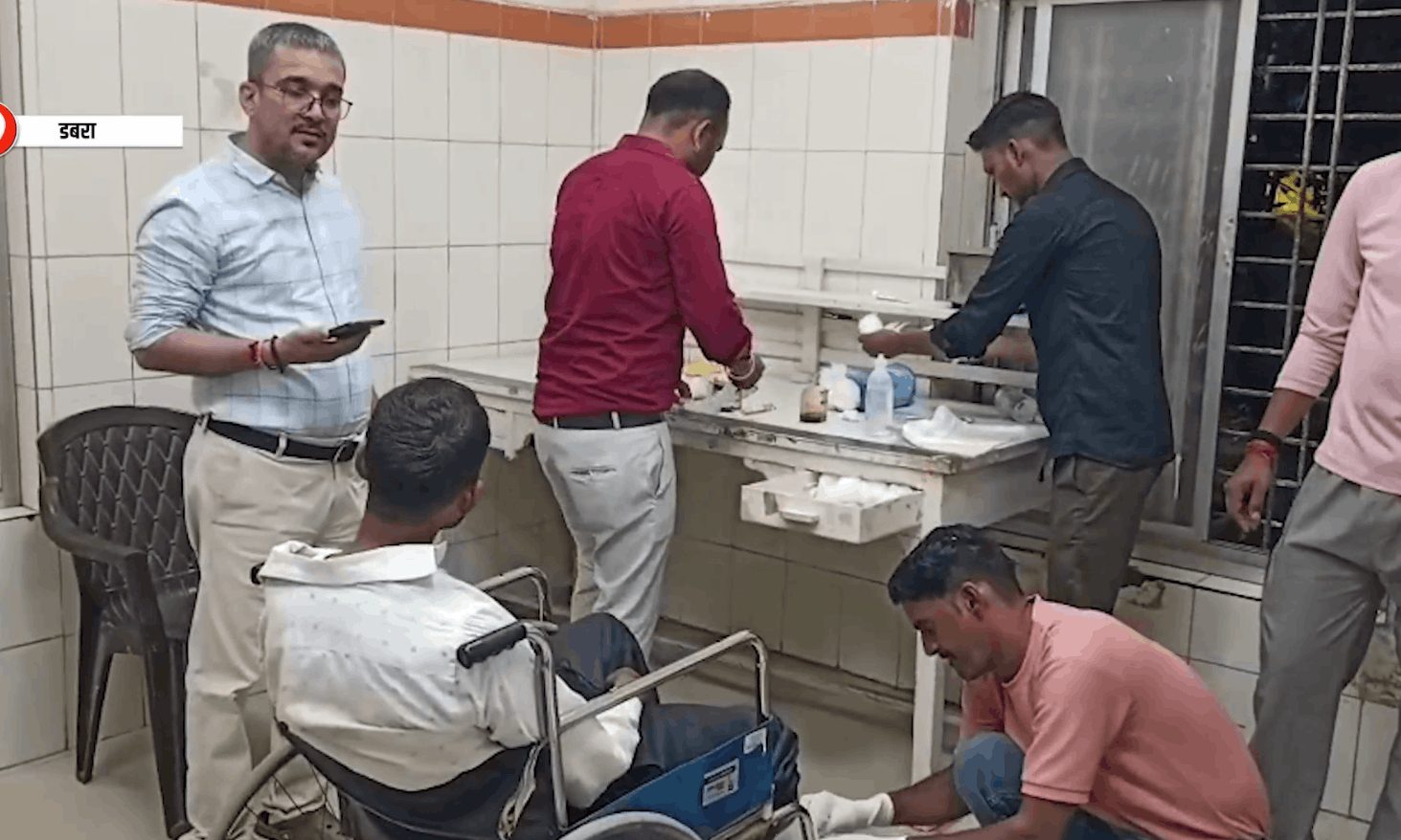 डबरा: ओवरब्रिज पर दो बाइकों की भिड़ंत, भाजपा नेता ने घायल को पहुंचाया अस्पताल