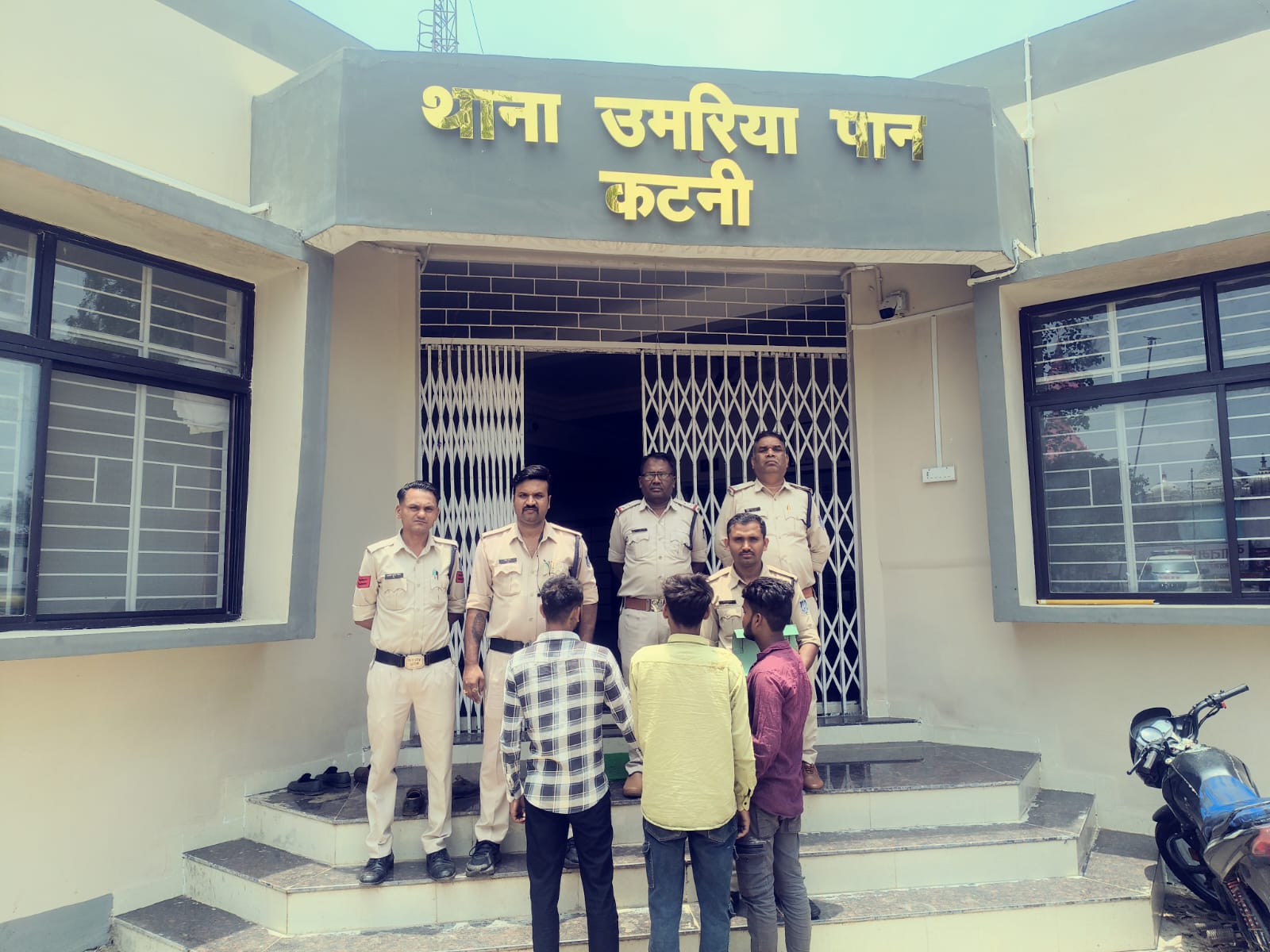 स्कूली छात्रा से छेड़छाड़ करने वाले तीन मनचले गिरफ्तार, TVS राइडर बाइक जब्त; उमरियापान पुलिस की त्वरित कार्रवाई