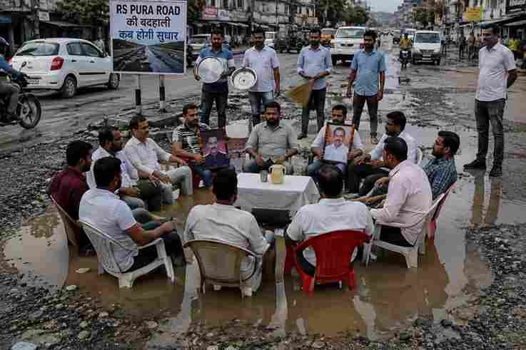 आरएस पुरा रोड की बदहाली पर अनोखा प्रदर्शन, नेताओं पर उठे सवाल