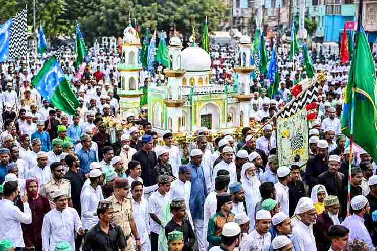 मनावर में ईद मिलादुन्नबी का भव्य जुलूस, हजारों की भीड़ उमड़ी