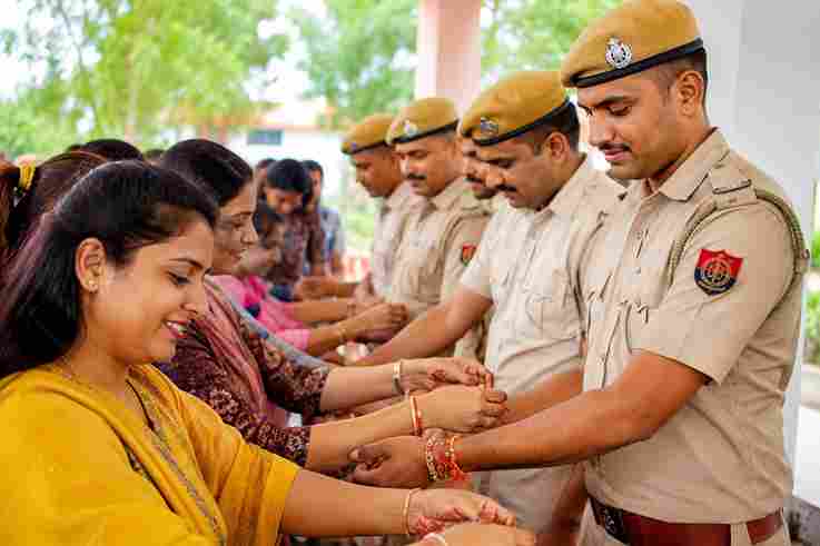 भरतपुर पुलिस ने लिया “रक्षा का वचन”, महिलाओं ने बांधी राखी