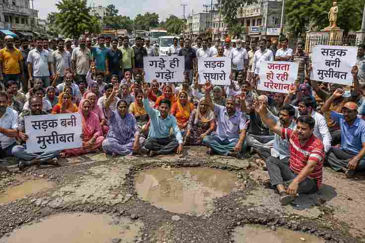जालोर में सड़क बनी मुसीबत, लोगों का प्रदर्शन
