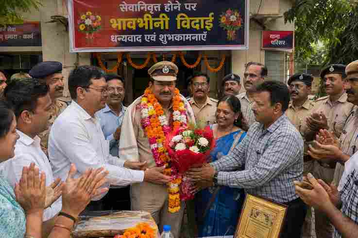 सेवानिवृत्ति पर थाना प्रभारी को भावभीनी विदाई