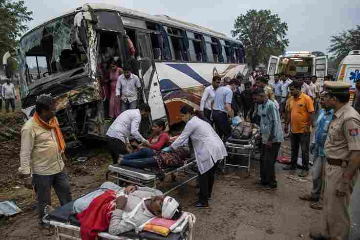 कांठ में श्रद्धालुओं से भरी बस हादसे का शिकार, 31 घायल
