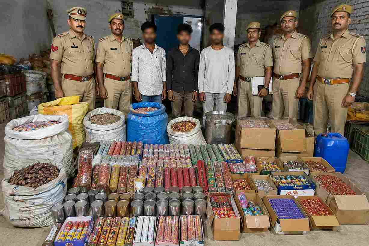 कौशाम्बी में अवैध पटाखा फैक्ट्री का भंडाफोड़, 3 गिरफ्तार