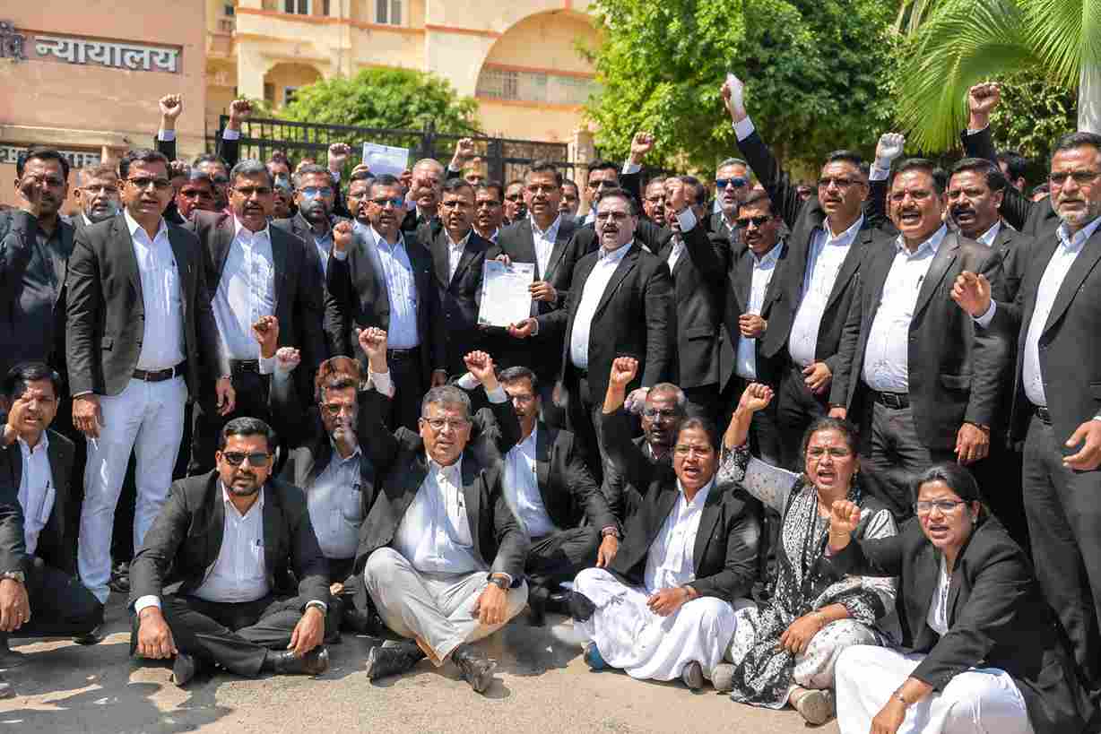 लक्षित प्रकरणों के निस्तारण के विरोध में अधिवक्ताओं का प्रदर्शन