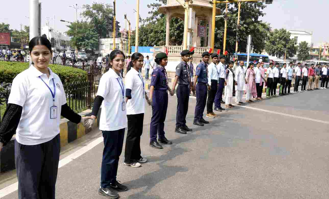 मानव श्रृंखला से मतदान जागरूकता अभियान