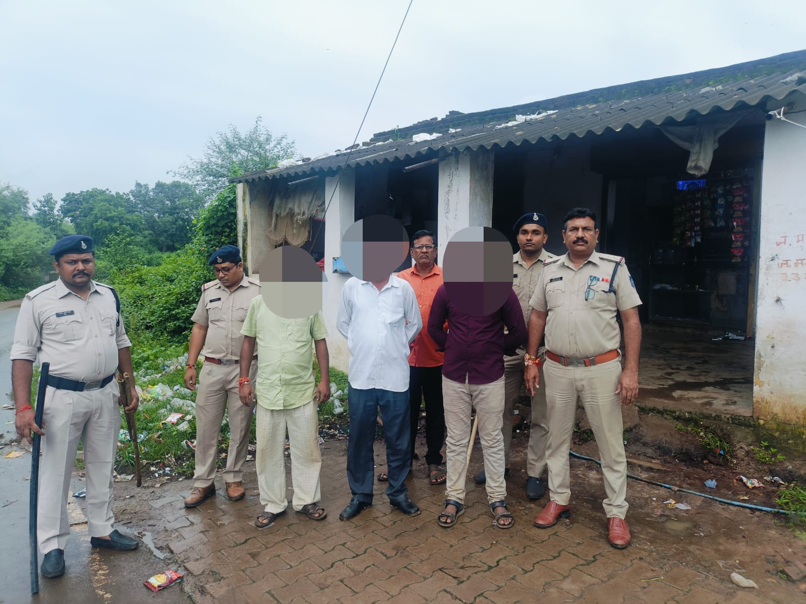 चौकी झिंझरी पुलिस के व्दारा मारपीट करने बाले आरोपियों को अभिरक्षा मे लिया गया।