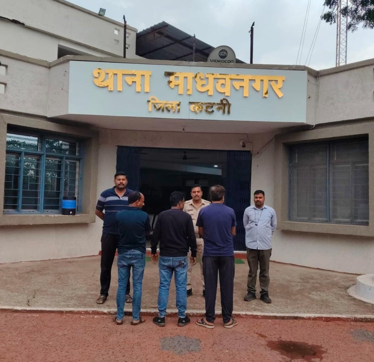 माधवनगर में जुए की फड़ पर पुलिस का छापा, तीन गिरफ्तार